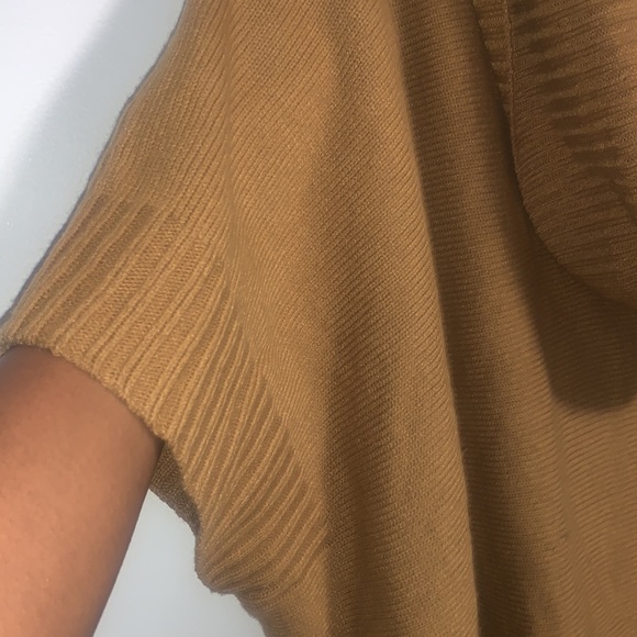 Poncho - Picture 6 of 11